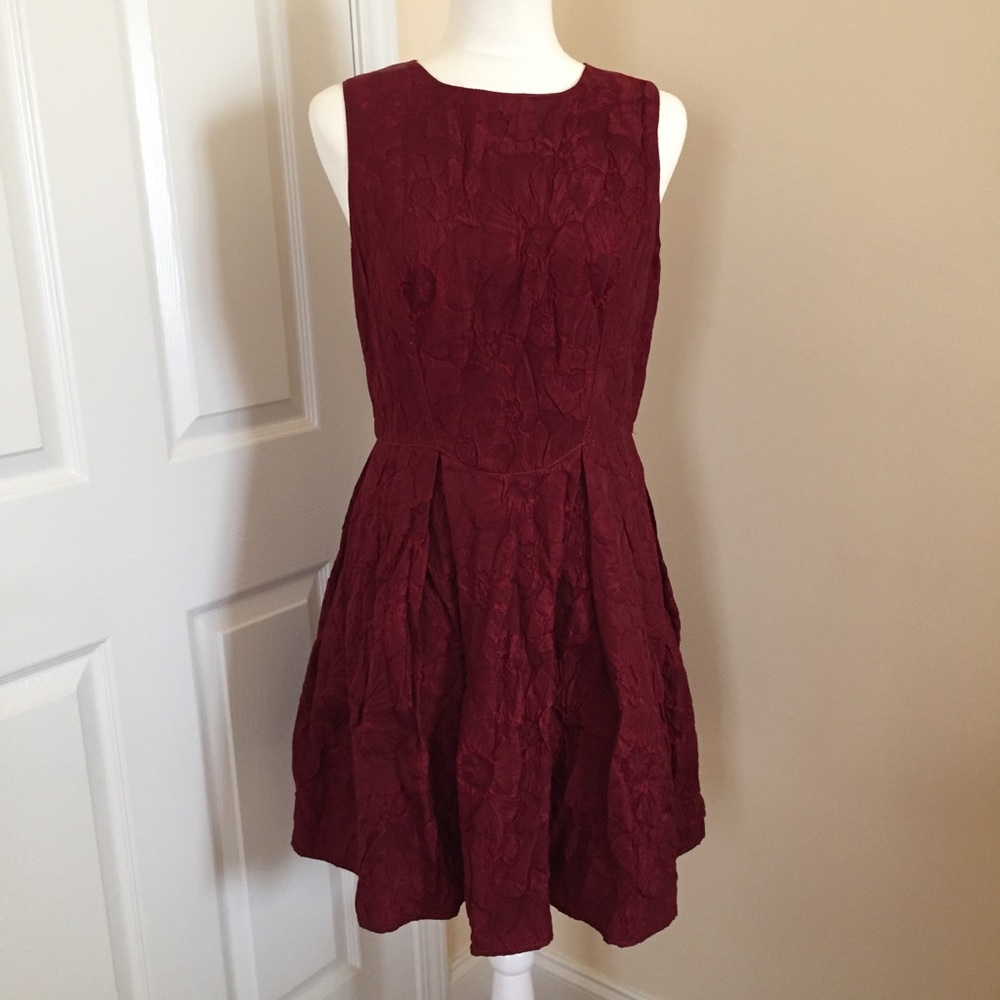 Beautiful crimson sleeveless dress. Size 8, NWT